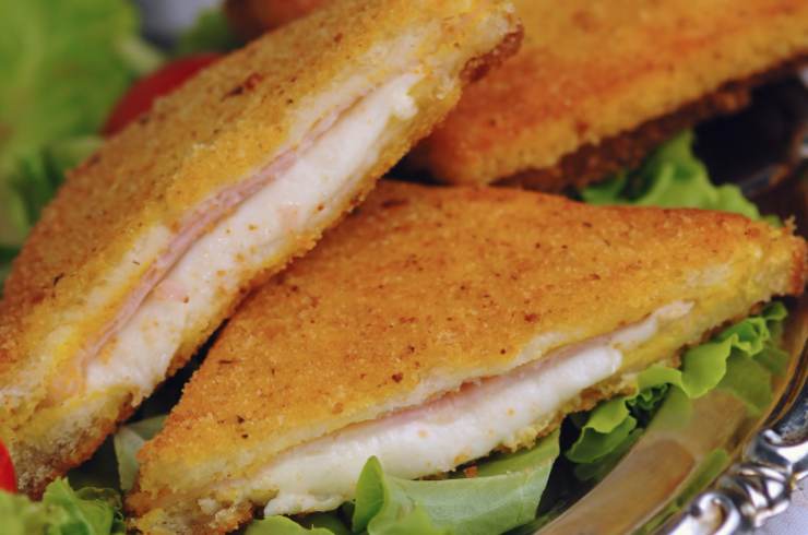 mozzarella in carrozza tagliata a metà