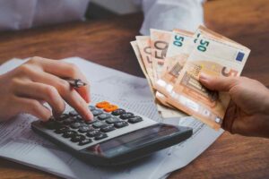 Calcolatrice e documenti e soldi in euro