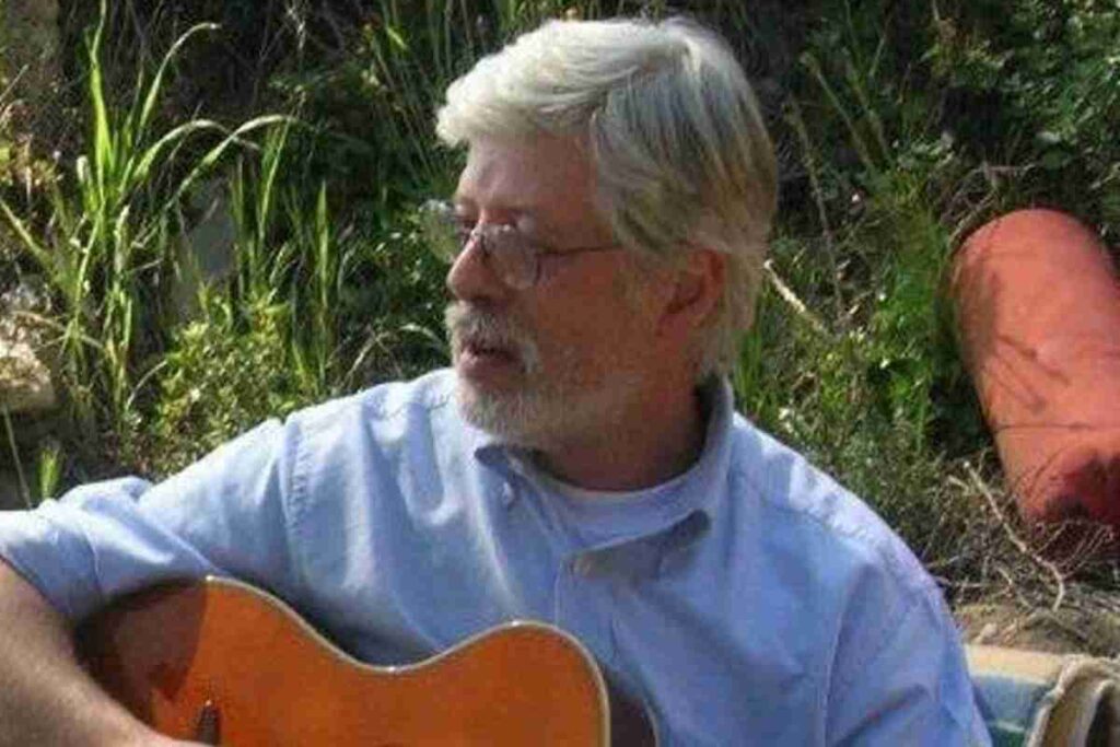 Una immagine di Elio Arlandi con la chitarra in mano