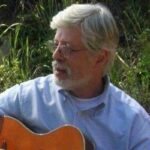 Una immagine di Elio Arlandi con la chitarra in mano