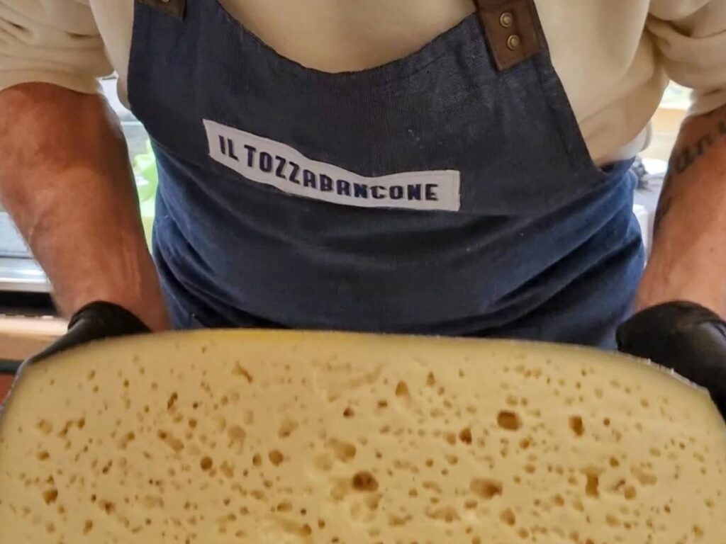 Al lavoro nella salumeria Il Tozzabancone