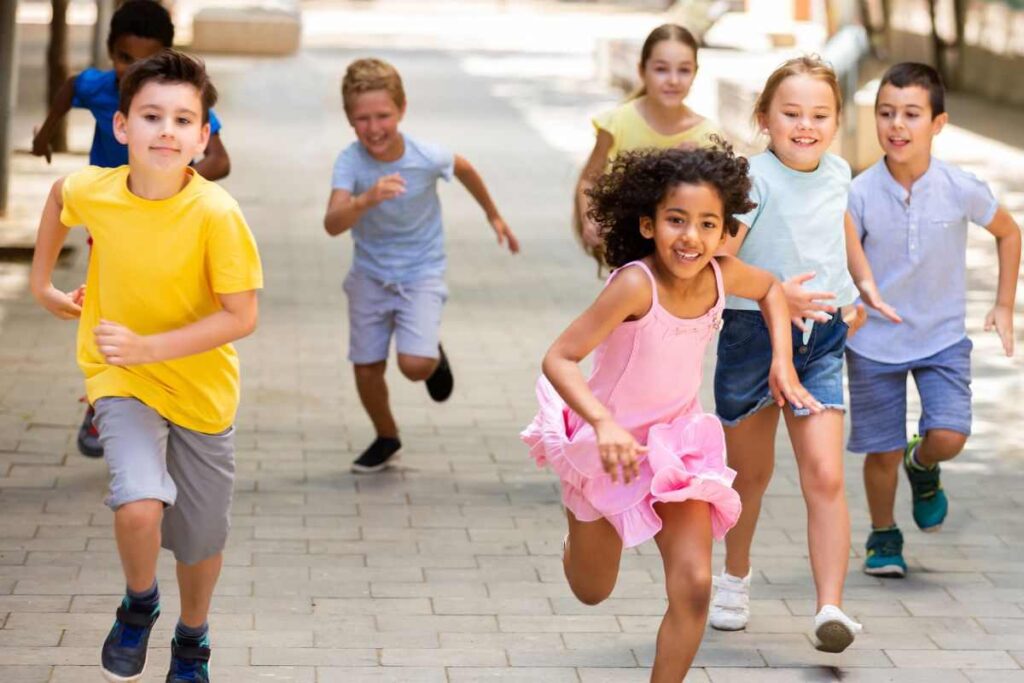 Gruppo di bambini gioca in strada