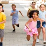 Gruppo di bambini gioca in strada