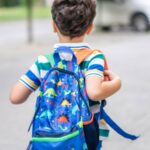 Bimbo corre a scuola