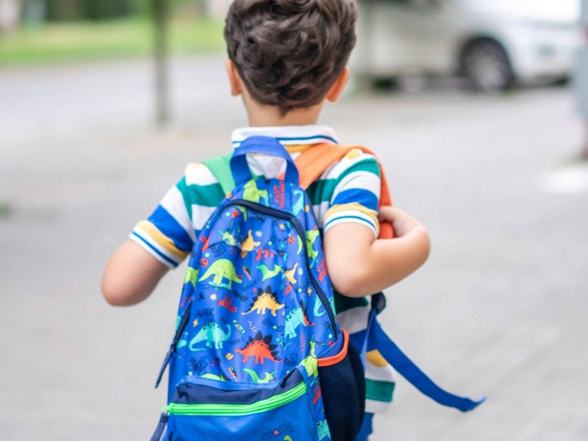 Bimbo corre a scuola