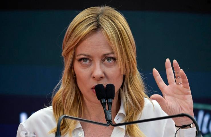 Giorgia Meloni che parla ai microfoni