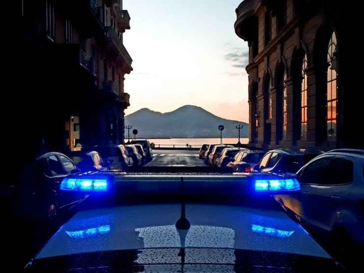 Carabinieri a Napoli lampeggianti