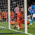 Il portiere del Napoli Vanja Milinkovic-Savic guarda il pallone in porta ed il difensore Mathias Olivera sullo sfondo