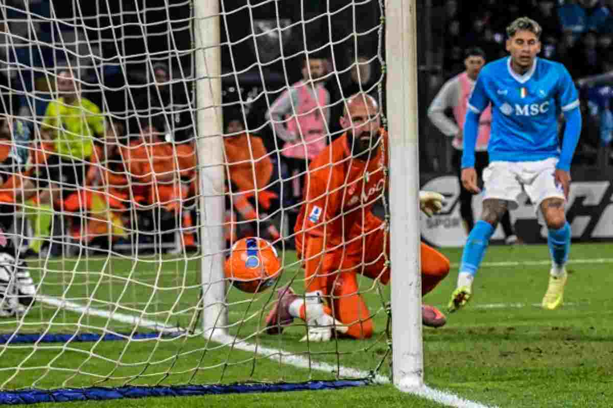 Il portiere del Napoli Vanja Milinkovic-Savic guarda il pallone in porta ed il difensore Mathias Olivera sullo sfondo