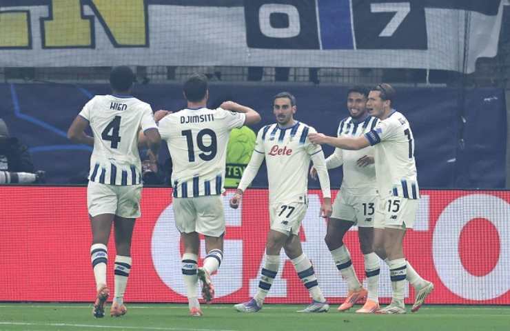 Calciatori dell'Atalanta che esultano