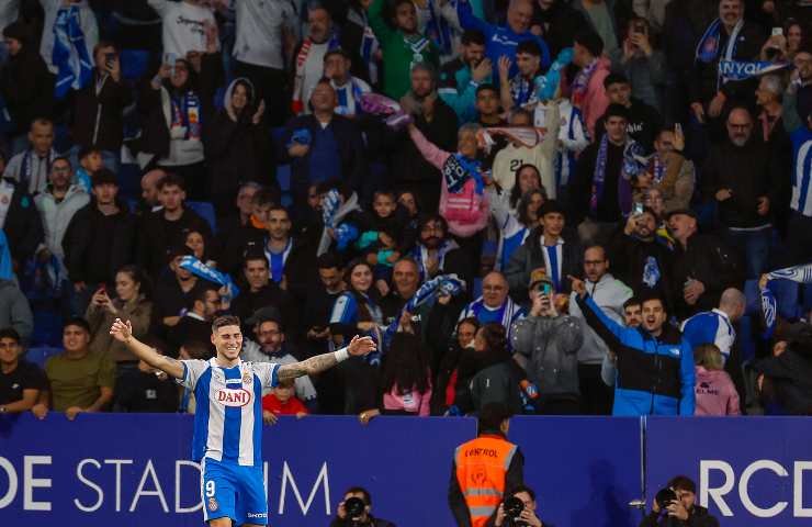 Roberto Fernandez dell'Espanyol esulta coi tifosi alle sue spalle