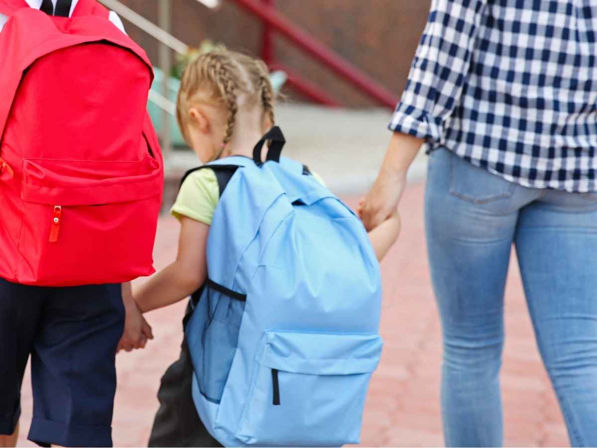 Genitori accompagnano figli a scuola