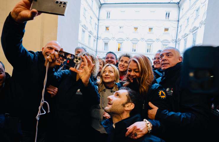 Giorgia Meloni in un selfie con i dipendenti di Palazzo Chigi