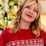 Giorgia Meloni con un maglione natalizio