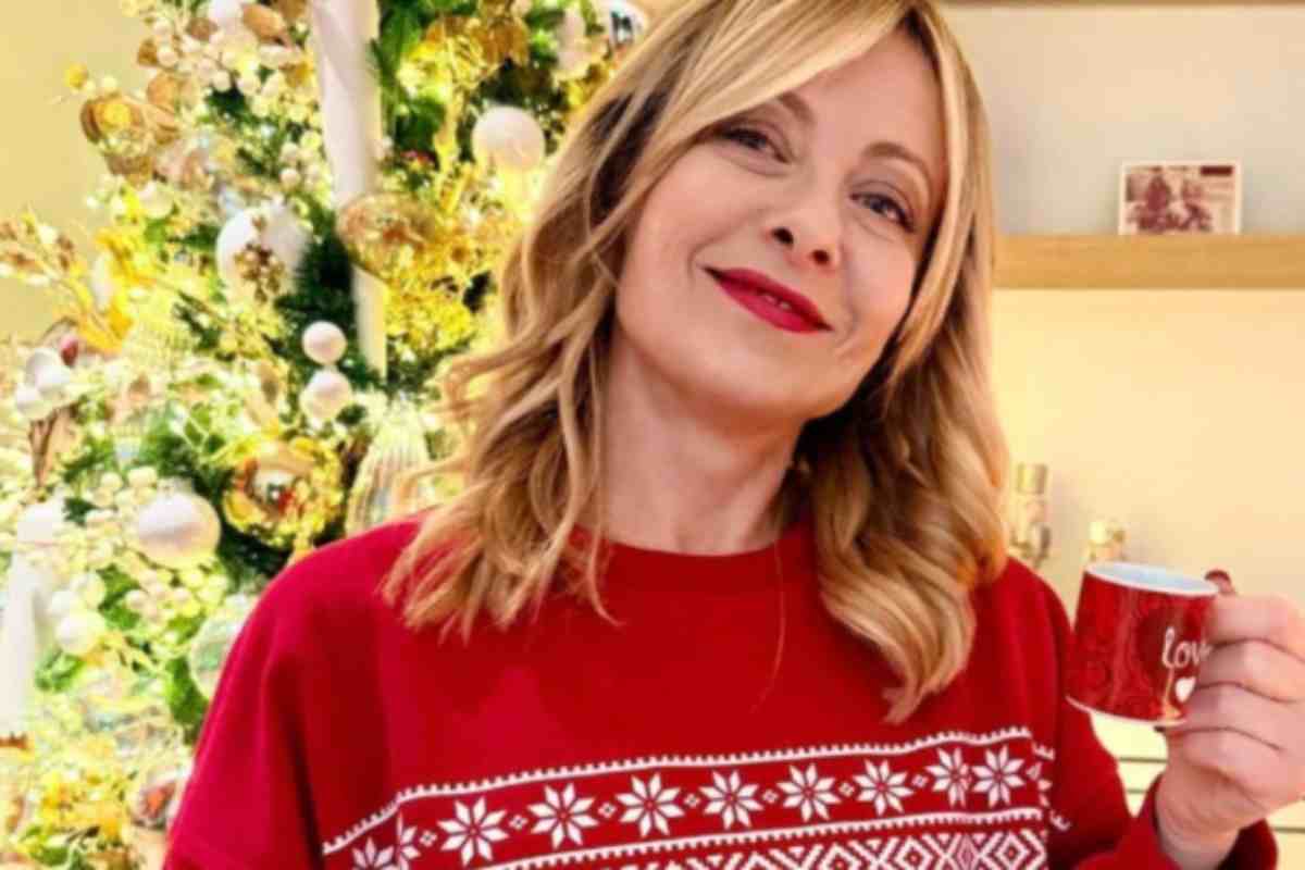 Giorgia Meloni con un maglione natalizio