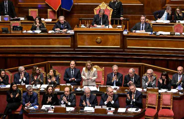 Giorgia Meloni mentre parla in Senato