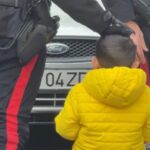 I carabinieri e un piccolo di etnia rom