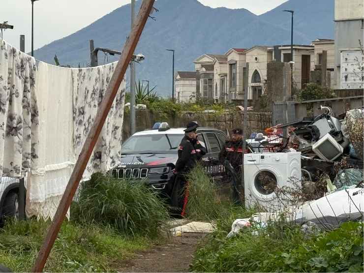 I carabinieri in un campo rom a Napoli
