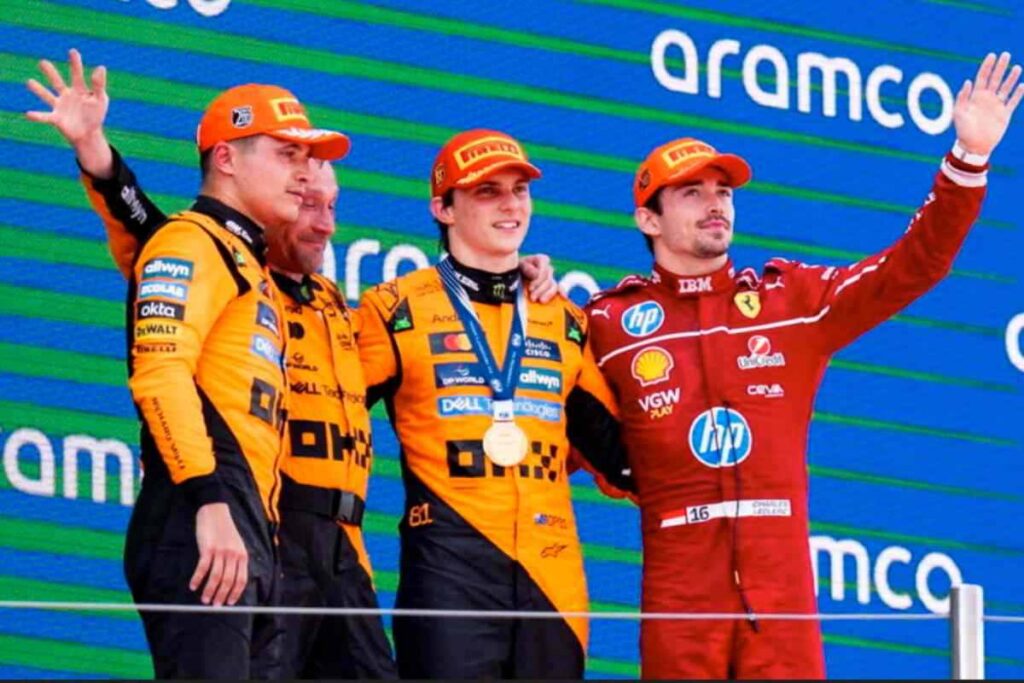 I piloti McLaren festeggiando suo podio insieme al ferrarista Leclerc