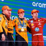 I piloti McLaren festeggiando suo podio insieme al ferrarista Leclerc
