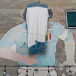 Il murale di Maradona coperto da un telo