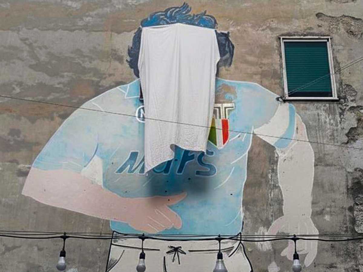 Il murale di Maradona coperto da un telo