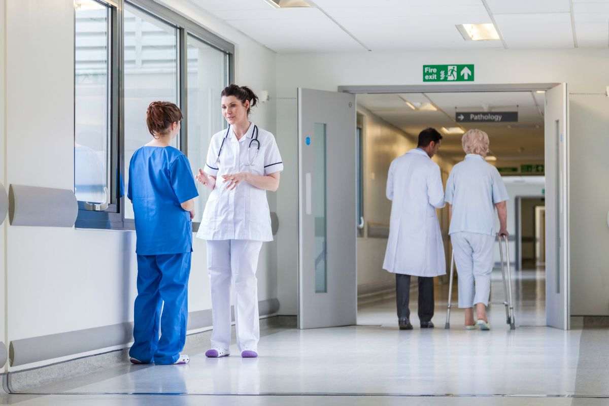 Infermieri parlano rilassati in ospedale