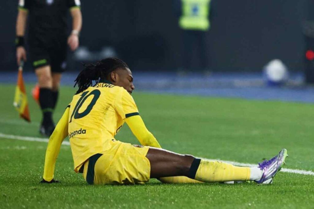 Rafa Leao seduto sul campo per infortunio