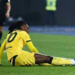 Rafa Leao seduto sul campo per infortunio