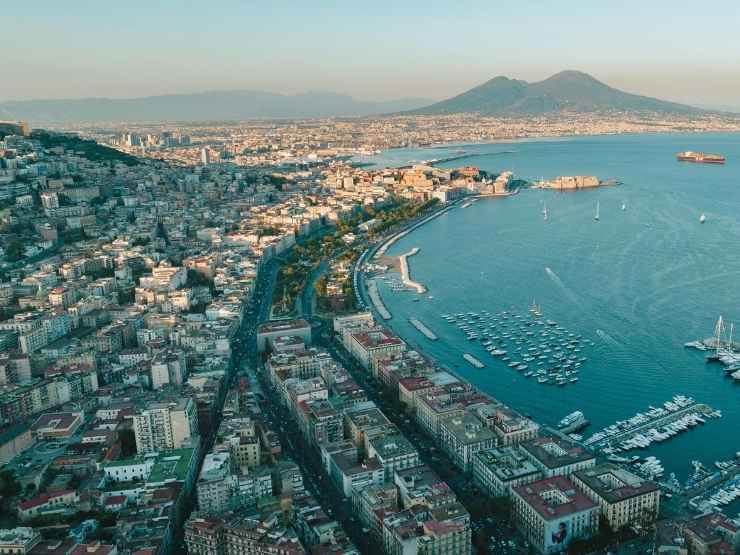 La città di Napoli d'inverno