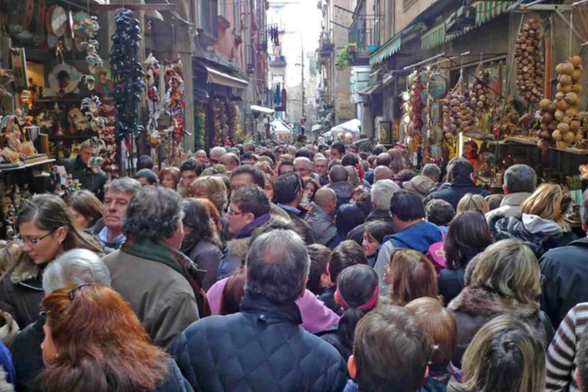 Folla in centro a Napoli