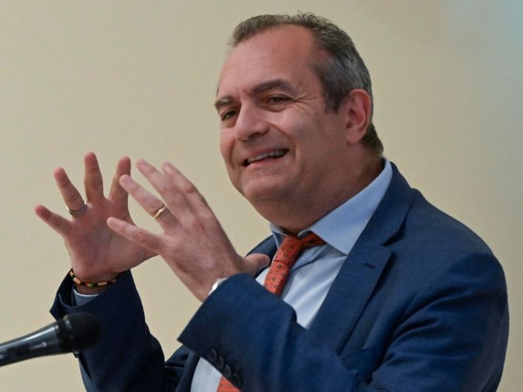 L'ex sindaco di Napoli de Magistris