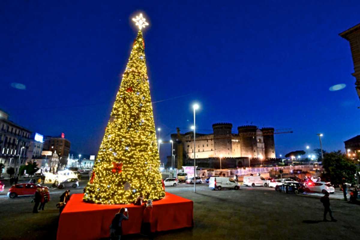 Albero di Natale in una piazza napoletana