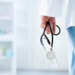 Medico con gli attrezzi del mestiere