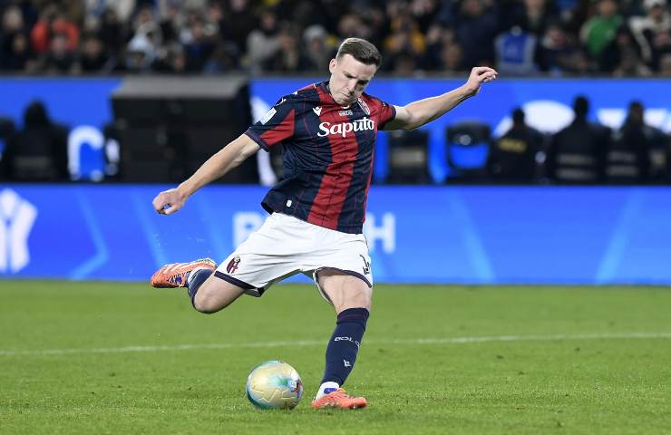 Lewis Ferguson del Bologna mentre calcia un rigore
