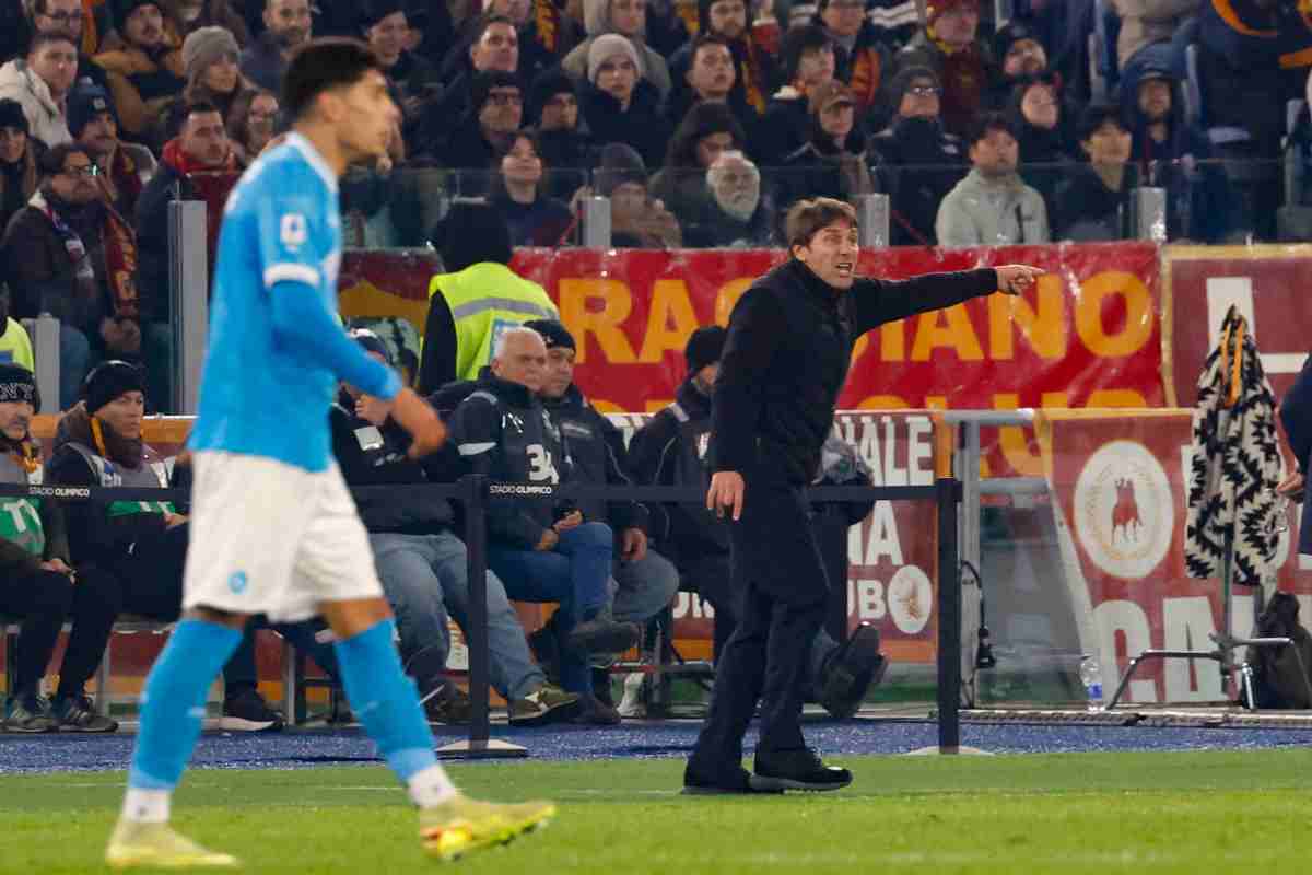 Antonio Conte dà indicazioni a bordo campo