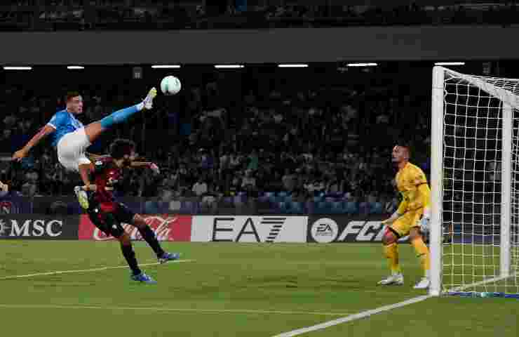 Lorenzo Lucca tenta la sforbiciata in Napoli-Cagliari di campionato