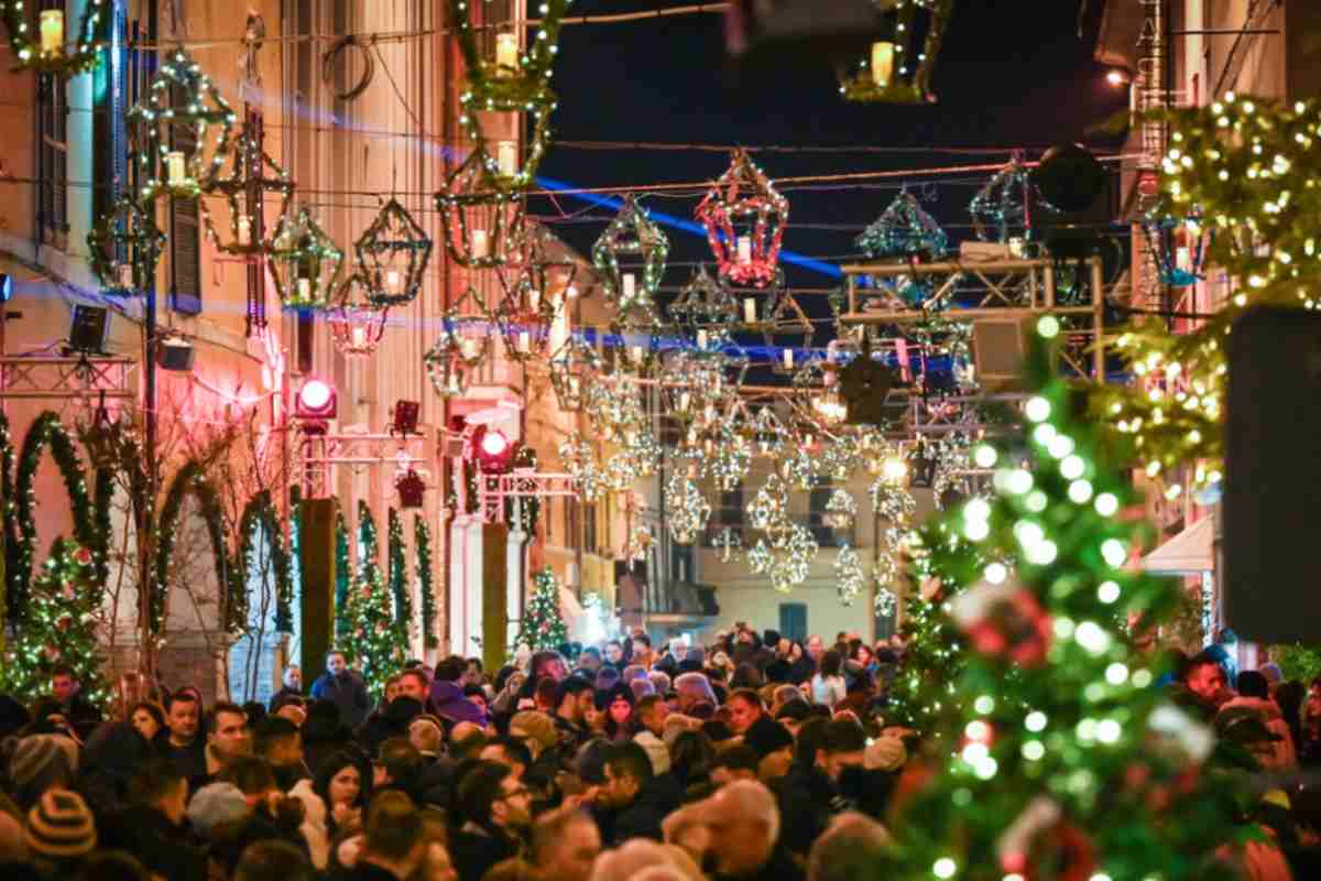 Napoli piena di decorazioni e luci