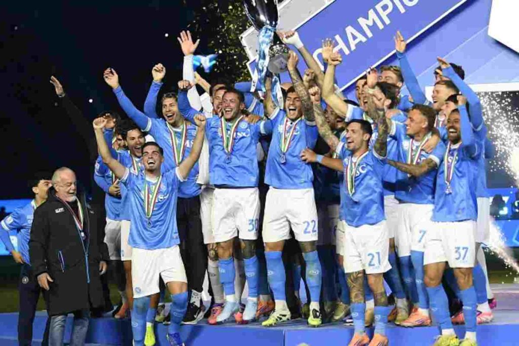 Calciatori del Napoli fanno festa per la vittoria della Supercoppa Italiana