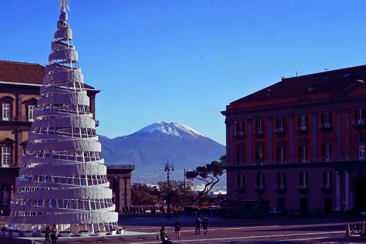 Albero di Natale installazione a Napoli