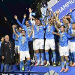 Calciatori, staff tecnico e dirigenti del Napoli festeggiano la vittoria della Supercoppa Italiana