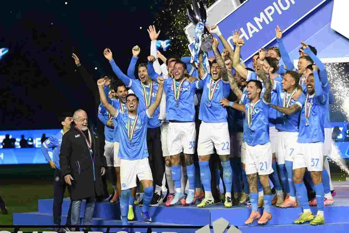 Calciatori, staff tecnico e dirigenti del Napoli festeggiano la vittoria della Supercoppa Italiana