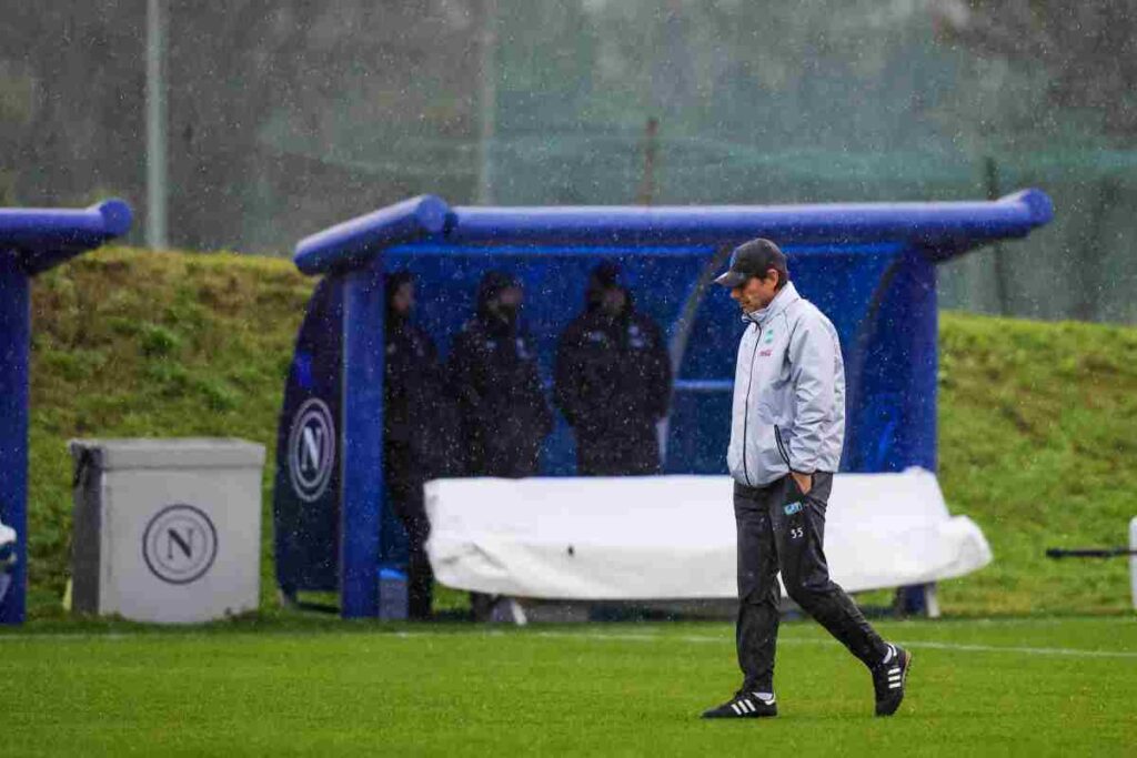Antonio Conte pensieroso sul campo di allenamento
