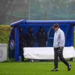 Antonio Conte pensieroso sul campo di allenamento