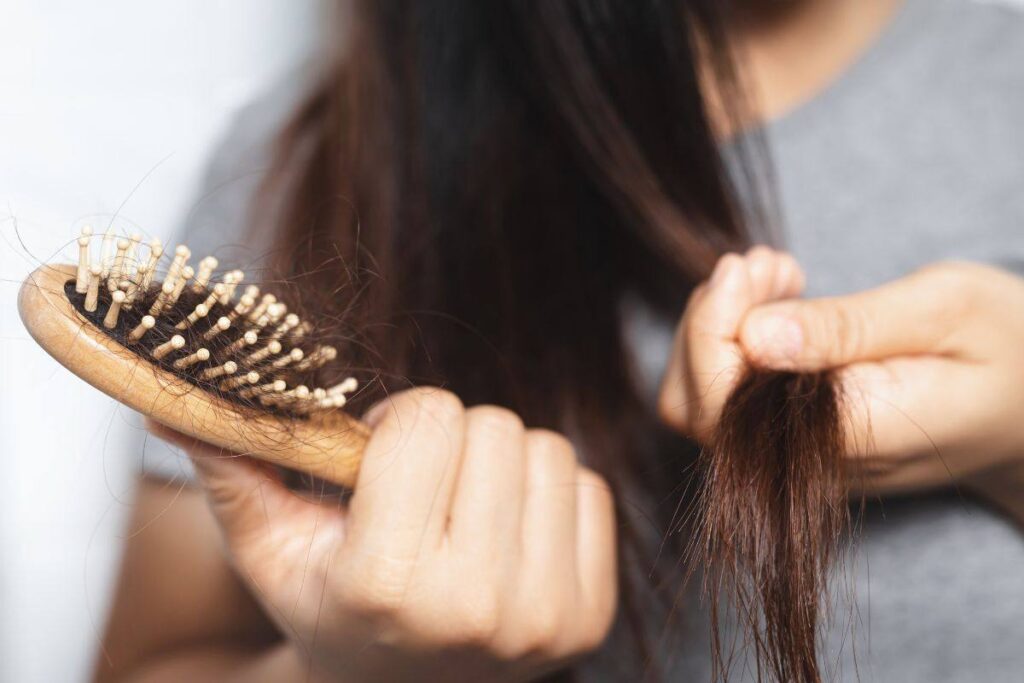 Ragazza nota perdita di capelli nella spazzola