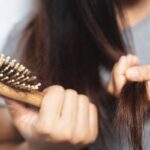 Ragazza nota perdita di capelli nella spazzola