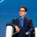 Pier Silvio Berlusconi seduto su una poltrona bianca