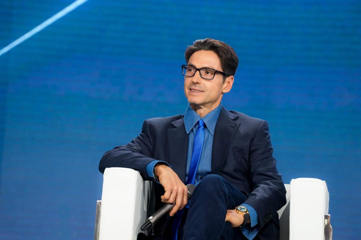 Pier Silvio Berlusconi seduto su una poltrona bianca