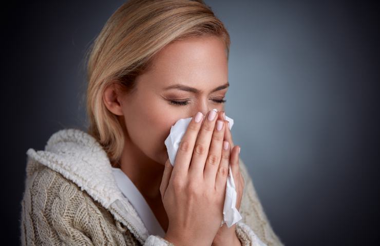Donna che si soffia il naso