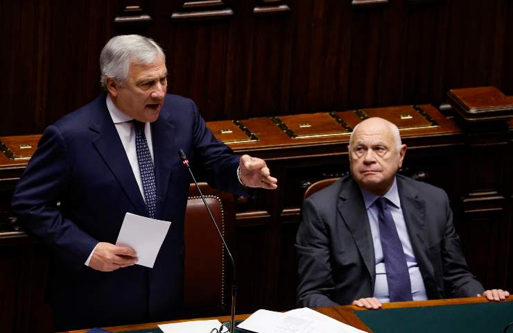 Tajani parla con toni concitati con Nordio accanto a sé in Parlamento